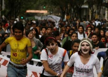 Universitarios de Colombia marchan por la educación de su país