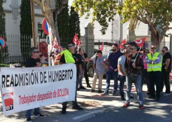 CGT se manifestó ayer en el puerto de Valencia por el despido de Humberto y exigiendo su readmisión