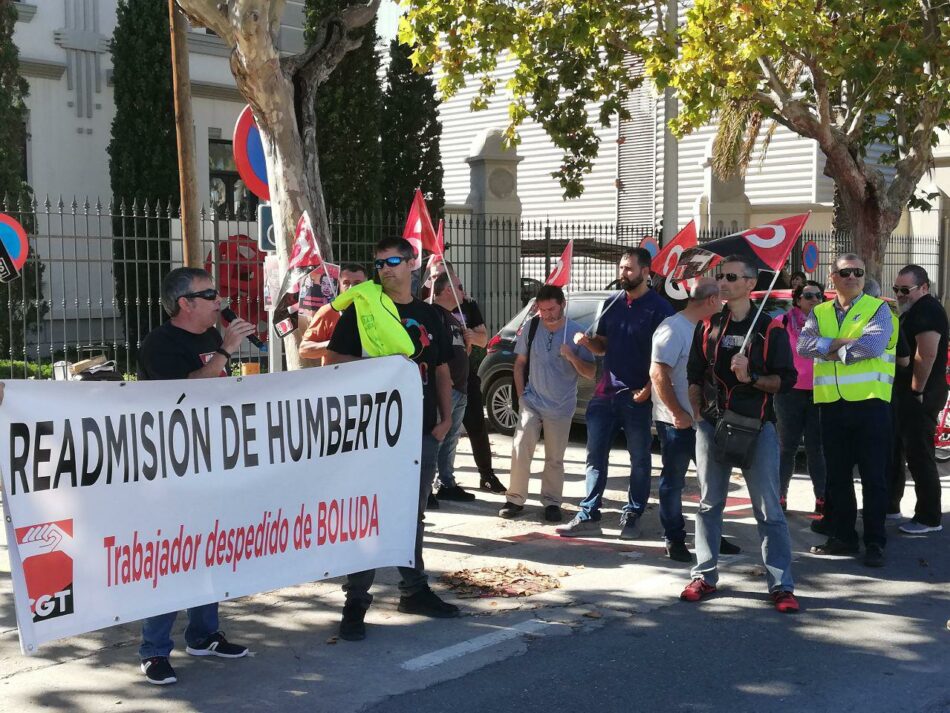 CGT se manifestó ayer en el puerto de Valencia por el despido de Humberto y exigiendo su readmisión