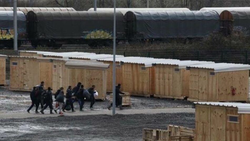 1800 refugiados son desalojados de un campamento en Francia