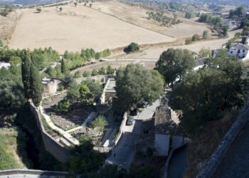 El temporal y la crecida del Arroyo de las Culebras se lleva por delante el muro de cierre de los Baños Árabes de Ronda