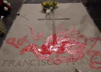 Acción de protesta: pintan la paloma de la paz sobre la tumba de Franco en el Valle de los Caídos