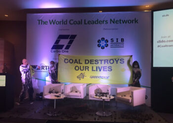 Activistas de Greenpeace bloquean la conferencia internacional del carbón de Barcelona