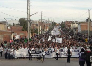 Encuentro Plurinacional de Mujeres: Decenas de miles marcharon por las calles de Trelew (Argentina)