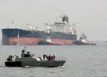 EEUU amenaza a petroleros iraníes: accidentes son posibles