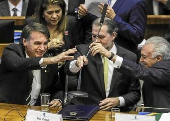 Bolsonaro invoca a Dios y la Constitución al comenzar la transición en Brasilia