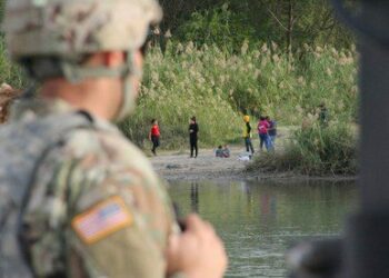 Trump autoriza a soldados usar fuerza letal contra migrantes en frontera