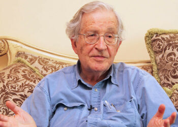 Chomsky: «La caravana huye de la miseria y de los horrores de los que EE.UU. es responsable»