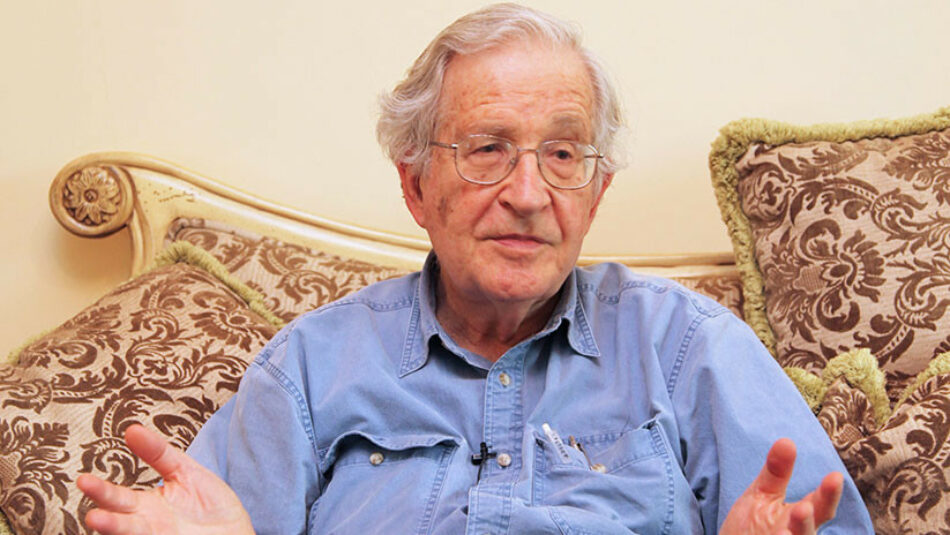 Chomsky: «La caravana huye de la miseria y de los horrores de los que EE.UU. es responsable»