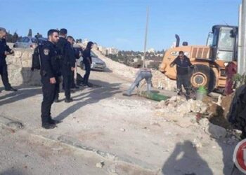 Fuerzas israelíes arrasan propiedades palestinas y confiscan vehículos en Jerusalén Este