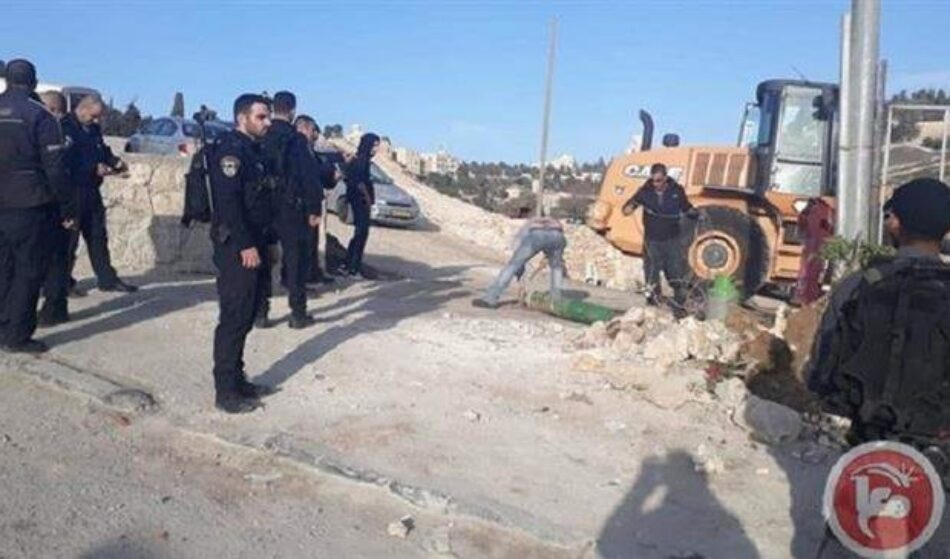 Fuerzas israelíes arrasan propiedades palestinas y confiscan vehículos en Jerusalén Este