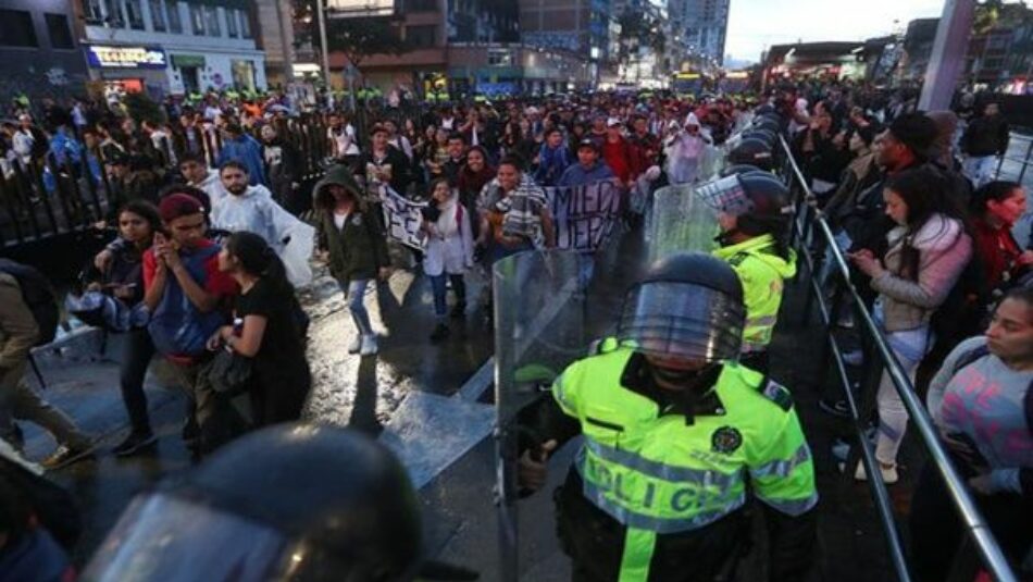 Policía reprime manifestantes durante protesta estudiantil en Colombia