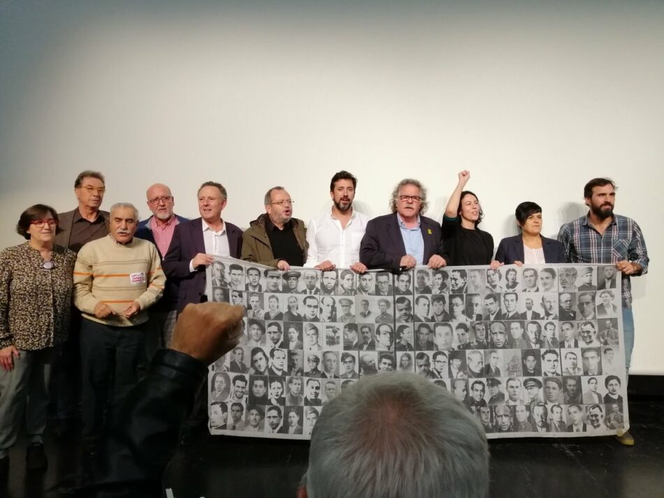 Asociaciones memorialistas y dirigentes políticos mostraron su rechazo al traslado de los restos del dictador a la Almudena en un acto multitudinario en el Auditorio Marcelino Camacho