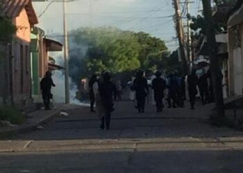 Policía reprime a manifestantes durante protesta en Choluteca, Honduras