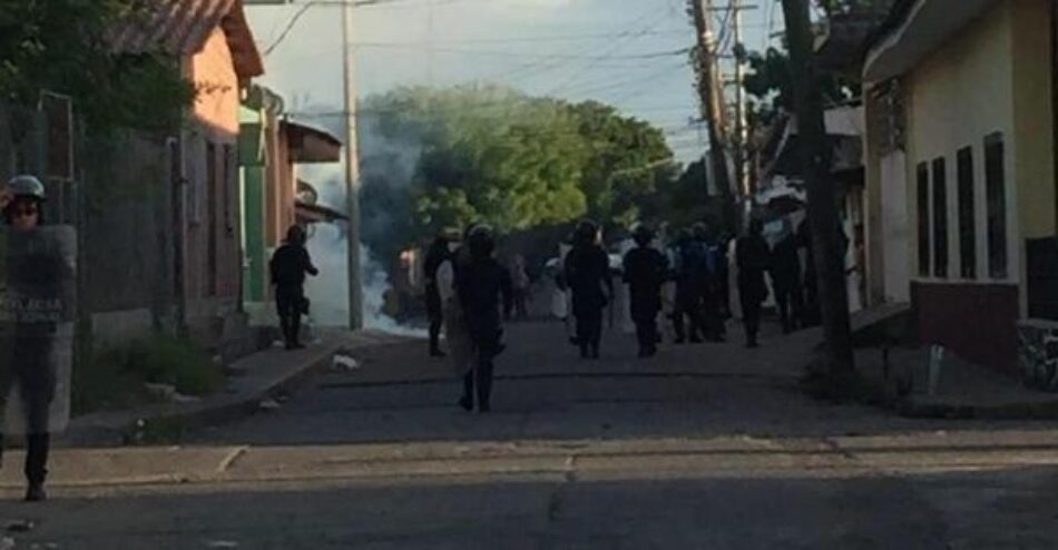 Policía reprime a manifestantes durante protesta en Choluteca, Honduras