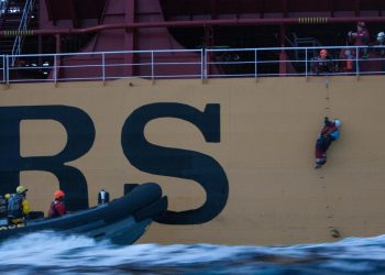 Detienen a seis activistas de Greenpeace tras subir a un barco cargado con aceite de palma en el golfo de Cádiz