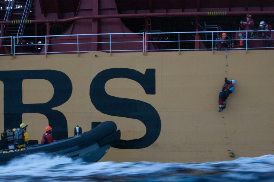 Detienen a seis activistas de Greenpeace tras subir a un barco cargado con aceite de palma en el golfo de Cádiz