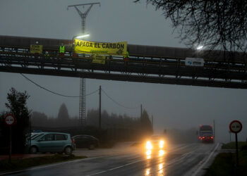 Escaladores de Greenpeace acceden a la central térmica de Meirama (A Coruña) para pedir el fin de la quema de carbón