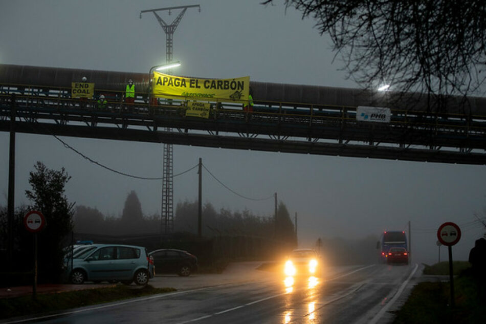 Escaladores de Greenpeace acceden a la central térmica de Meirama (A Coruña) para pedir el fin de la quema de carbón