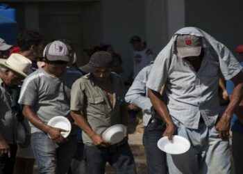 Continúa la caravana de refugiados hondureños a territorio guatemalteco