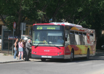 Rojas insiste en la necesidad de aumentar la oferta de TUSSAM en horas punta “para evitar aglomeraciones y una mala imagen del transporte público”