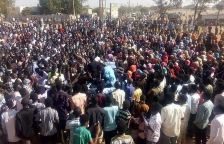 Omar al-Bashir se aferra desesperadamente al poder cuando se extiende el levantamiento sudanés