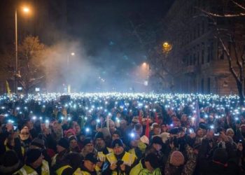 Los chalecos amarillos húngaros toman Budapest contra la “ley de la esclavitud” de Viktor Orban