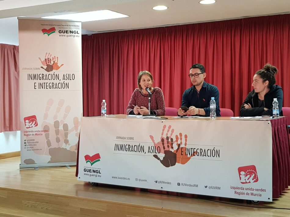Marina  Albiol critica la hipocresía del PSOE al apoyar los visados humanitarios y promover al tiempo normas que condicionan su expedición a las deportaciones
