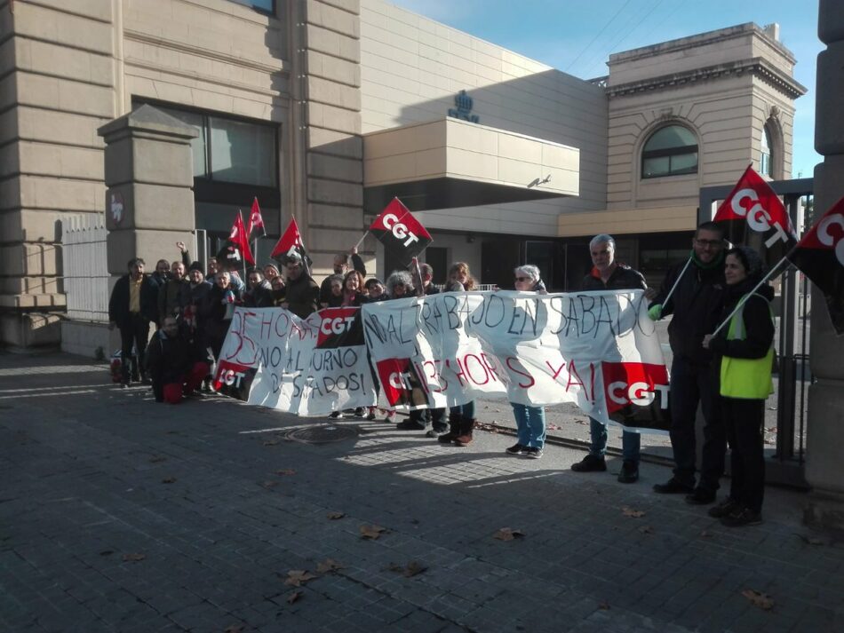 Concentración de trabajadores y trabajadoras de la oficina de empleo de La Guineueta, Passeig Valldaura 204