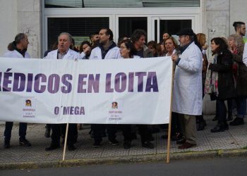 Decenas de personas se concentran en Santiago contra el deterioro de la sanidad en la última jornada de huelga de médicos