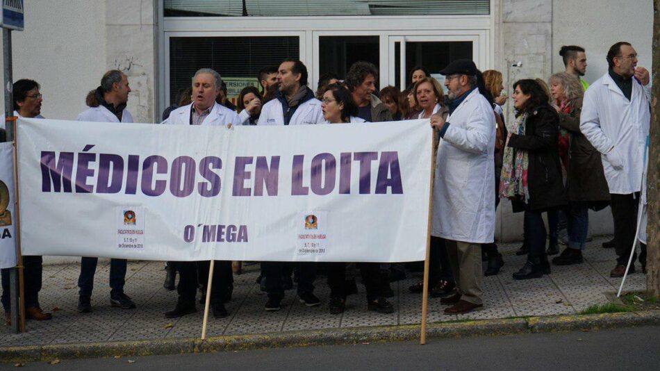 Decenas de personas se concentran en Santiago contra el deterioro de la sanidad en la última jornada de huelga de médicos