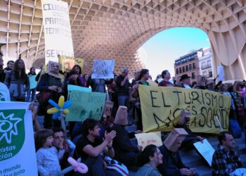 ‘La ciudad no es un parque temático’: protesta ciudadana contra la turistificación