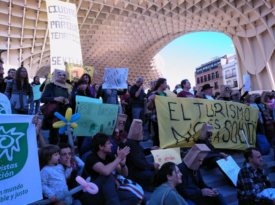 ‘La ciudad no es un parque temático’: protesta ciudadana contra la turistificación