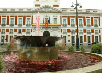 Madrid se tiñe de «sangre» contra el estigma social, la desatención y la desinformación sobre las personas que conviven con el VIH