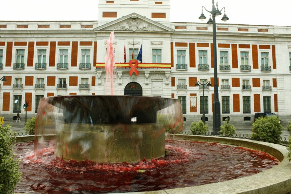 Madrid se tiñe de «sangre» contra el estigma social, la desatención y la desinformación sobre las personas que conviven con el VIH