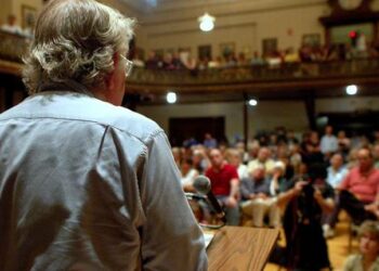 Noam Chomsky cumple 90: cómo un anarquista estadounidense ha hecho algo más que sobrevivir