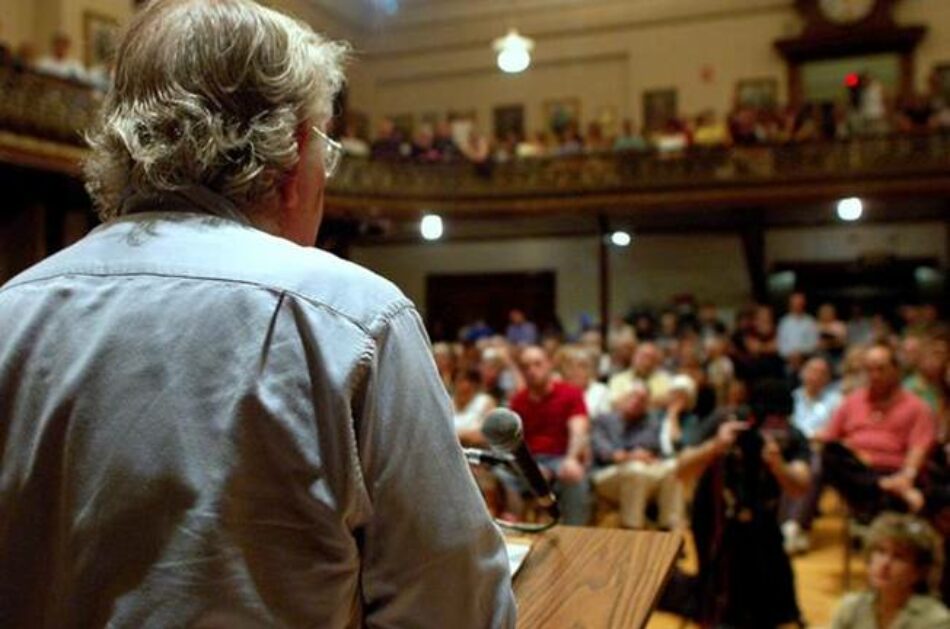 Noam Chomsky cumple 90: cómo un anarquista estadounidense ha hecho algo más que sobrevivir
