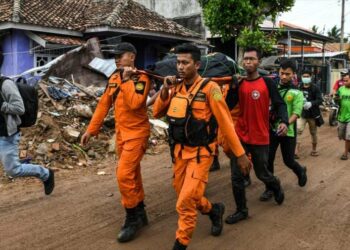 El recuento de víctimas del tsunami de Indonesia se eleva a 429 víctimas mortales