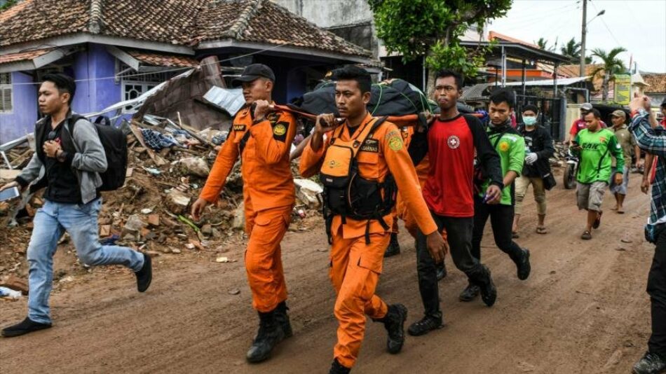 El recuento de víctimas del tsunami de Indonesia se eleva a 429 víctimas mortales
