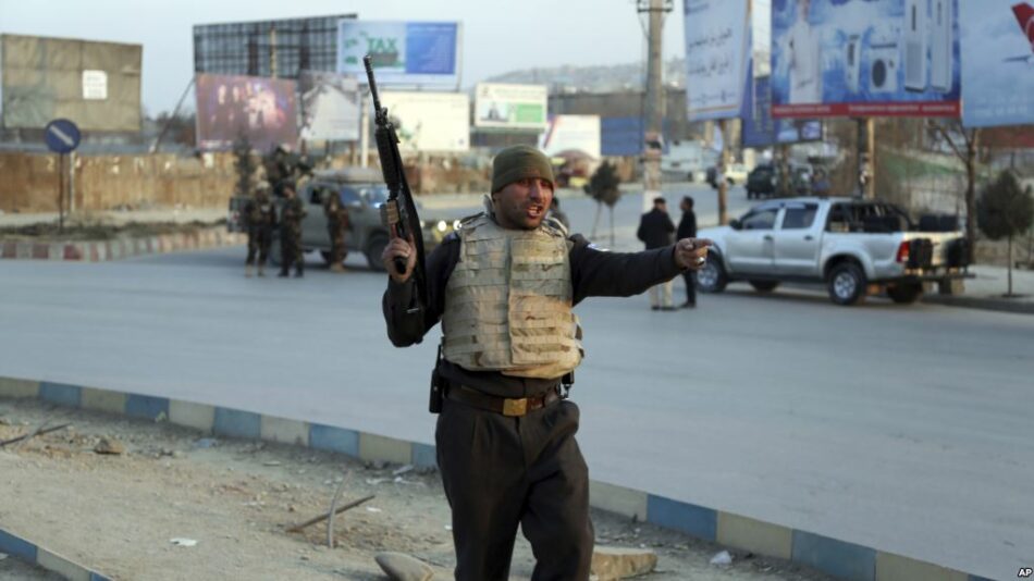 Un atentado y posterior ataque coordinado a un edificio público causa 48 muertes en Kabul