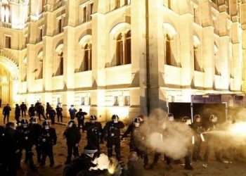 Policía reprime protesta contra polémica ley laboral en Hungría