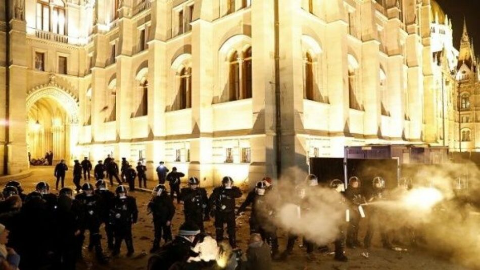 Policía reprime protesta contra polémica ley laboral en Hungría