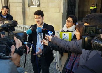 PACMA entrega en el Ayuntamiento de Barcelona la petición por la perra ejecutada en plena vía pública