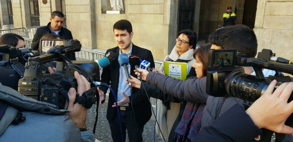 PACMA entrega en el Ayuntamiento de Barcelona la petición por la perra ejecutada en plena vía pública