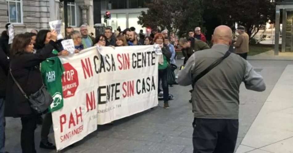 El Banco Santander solicita la suspensión del desahucio de una familia en Santillana debido a la presión de la PAH