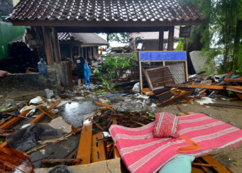 Un tsunami sacude la costa de Indonesia causando cientos de muertos y heridos