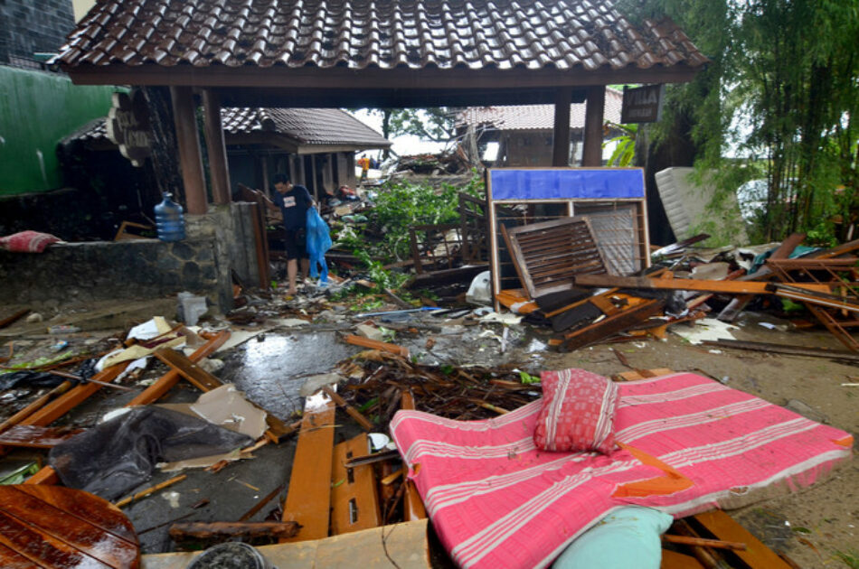 Un tsunami sacude la costa de Indonesia causando cientos de muertos y heridos