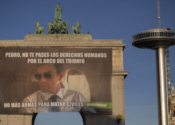 Activistas de Greenpeace cuelgan un meme gigante en el arco de Moncloa para pedir a Pedro Sánchez ejemplaridad en el respeto a los derechos humanos y el fin de la venta de armas para matar civiles