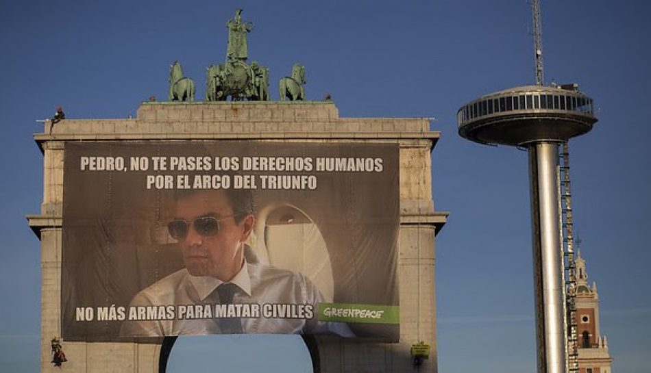 Activistas de Greenpeace cuelgan un meme gigante en el arco de Moncloa para pedir a Pedro Sánchez ejemplaridad en el respeto a los derechos humanos y el fin de la venta de armas para matar civiles