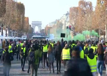 Chalecos amarillos agitan una Francia en crisis